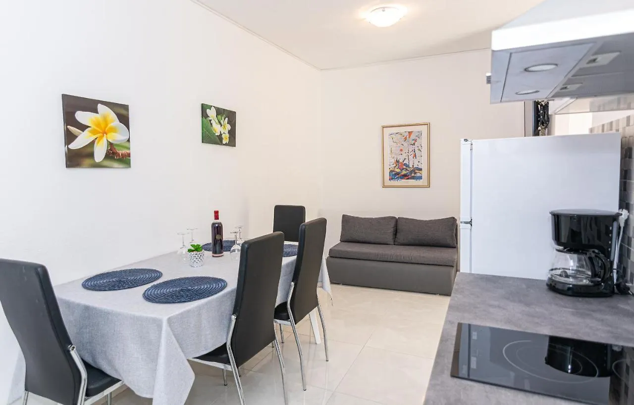 Apartments Luka Pag Town 0*,